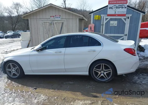2016 Mercedes-Benz C 300 Sport 4Matic z USA, uszkodzony, nr VIN 55SWF4KB6GU113038